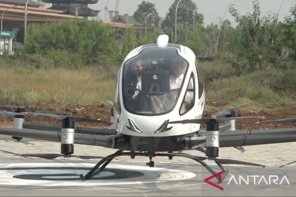 Figur publik Raffi Ahmad menjadi penumpang pertama yang menjajal taksi terbang EHang 216-s di kawasan PIK 2, Tangerang, Banten, Rabu (25/6/2025), didampingi Rudy Salim, Executive Chairman Prestige Aviation, perusahaan yang memboyong EHang 216-s. (ANTARA) Figur publik Raffi Ahmad menjadi penumpang pertama yang menjajal taksi terbang EHang 216-s di kawasan PIK 2, Tangerang, Banten, Rabu (25/6/2025), didampingi Rudy Salim, Executive Chairman Prestige Aviation, perusahaan yang memboyong EHang 216-s. (ANTARA)